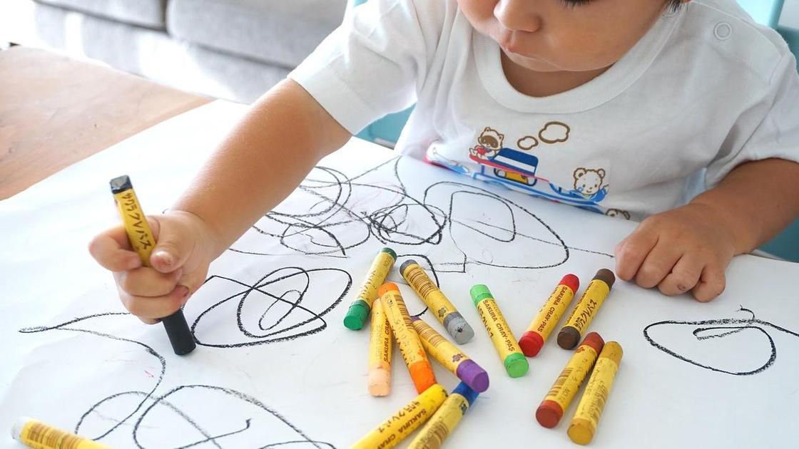 Ребенок играет в карандаши