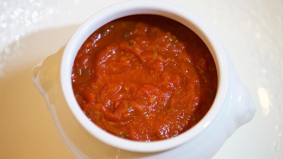 Универсальный сметанно-томатный соус: рецепты приготовления