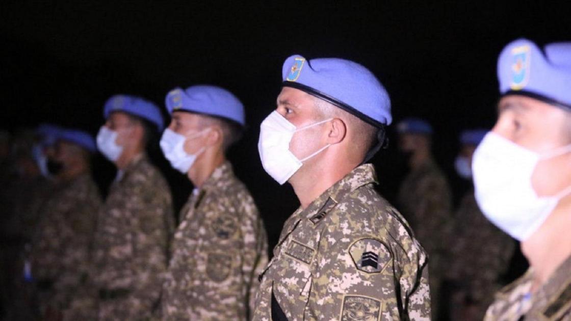 Военные из РК стоят в строю в масках