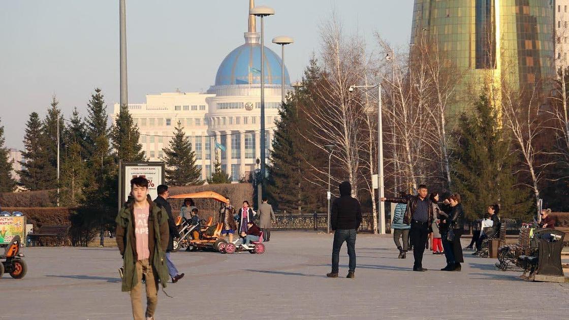 Люди гуляют по городу