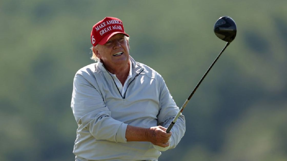 Дональд Трамп играет в гольф