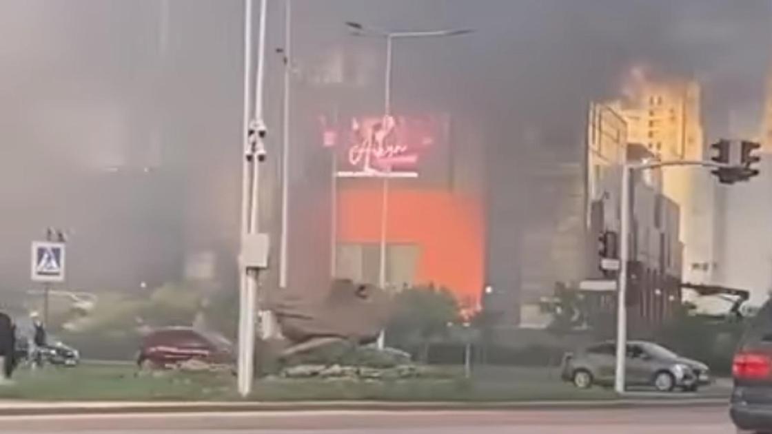 ТЦ "Festival Avenue" горит в Астане