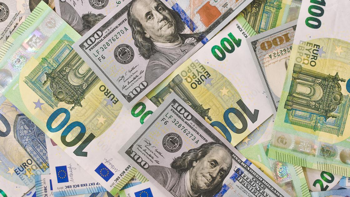Доллары и евро