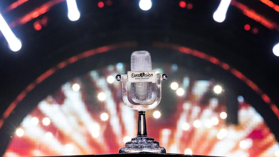 Награда в виде микрофона "Евровидение-2022"