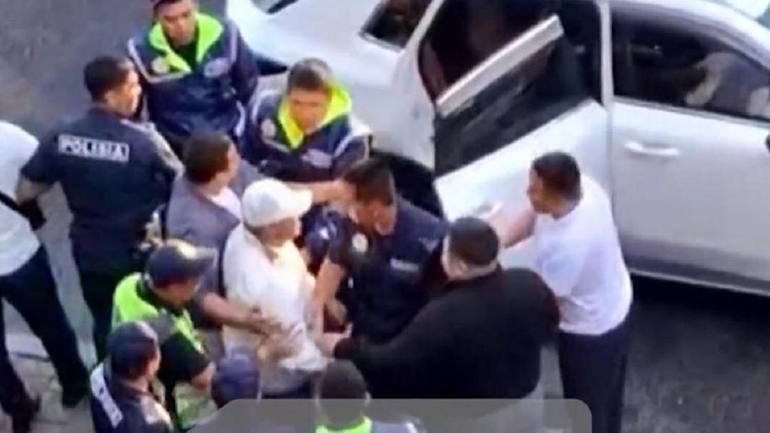 Пьяный мужчина не дает себя задержать