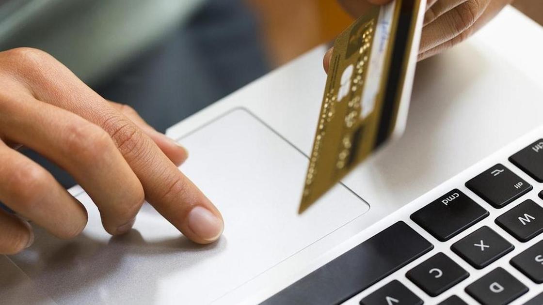 Ноутбук и кредитная карта