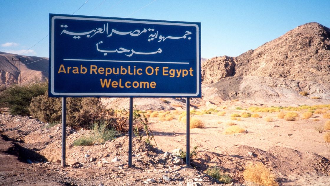 Дорожный знак "Добро пожаловать в Египет"