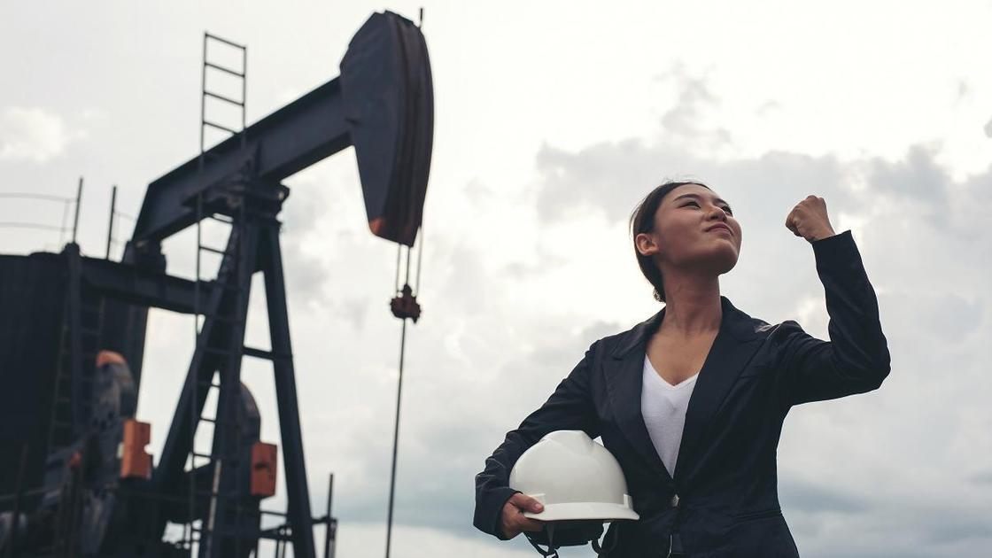 Женщина держит каску