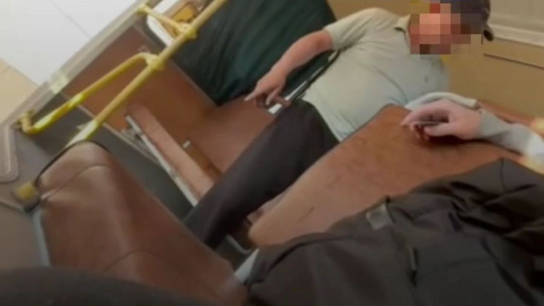 Водитель автобуса ругается с пассажиром