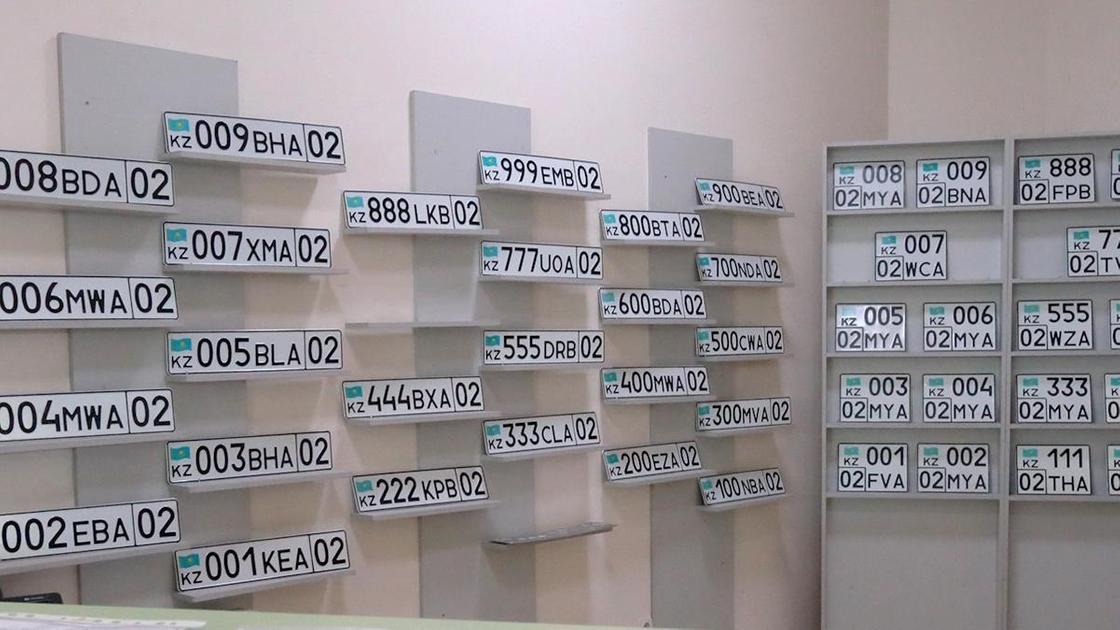 Номерные знаки висят на стенке