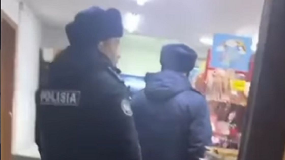 Полицейские изымают алкоголь