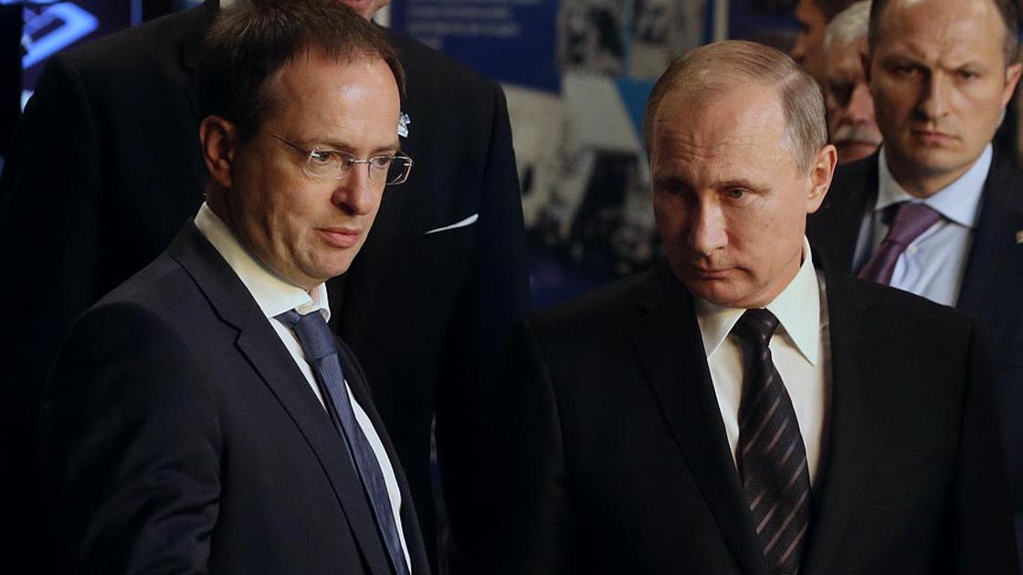 Президент России Владимир Путин и его помощник Владимир Мединский