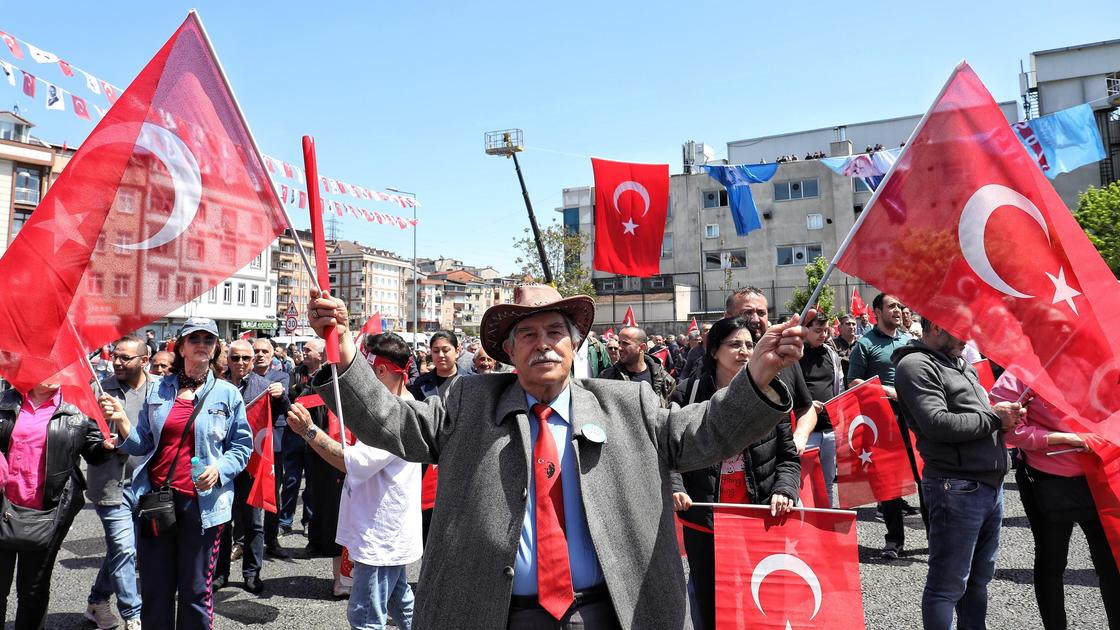 Мужчина с флагом Турции