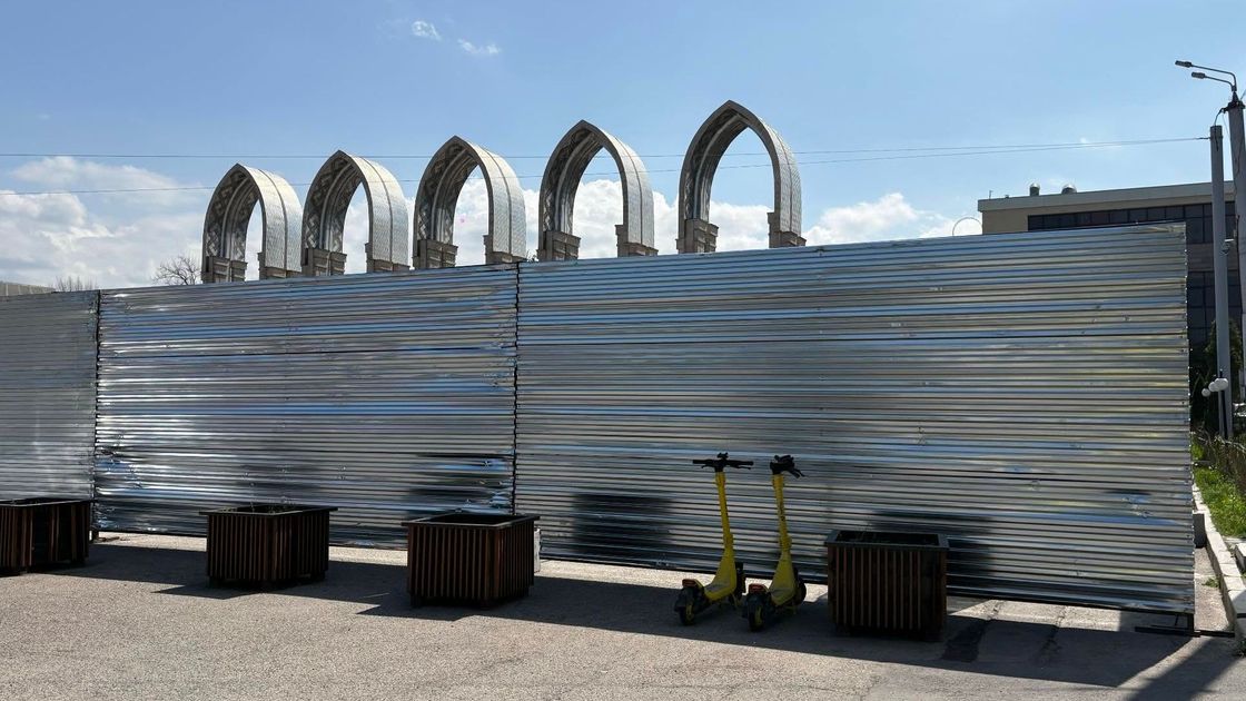 "Атакент" огородили забором