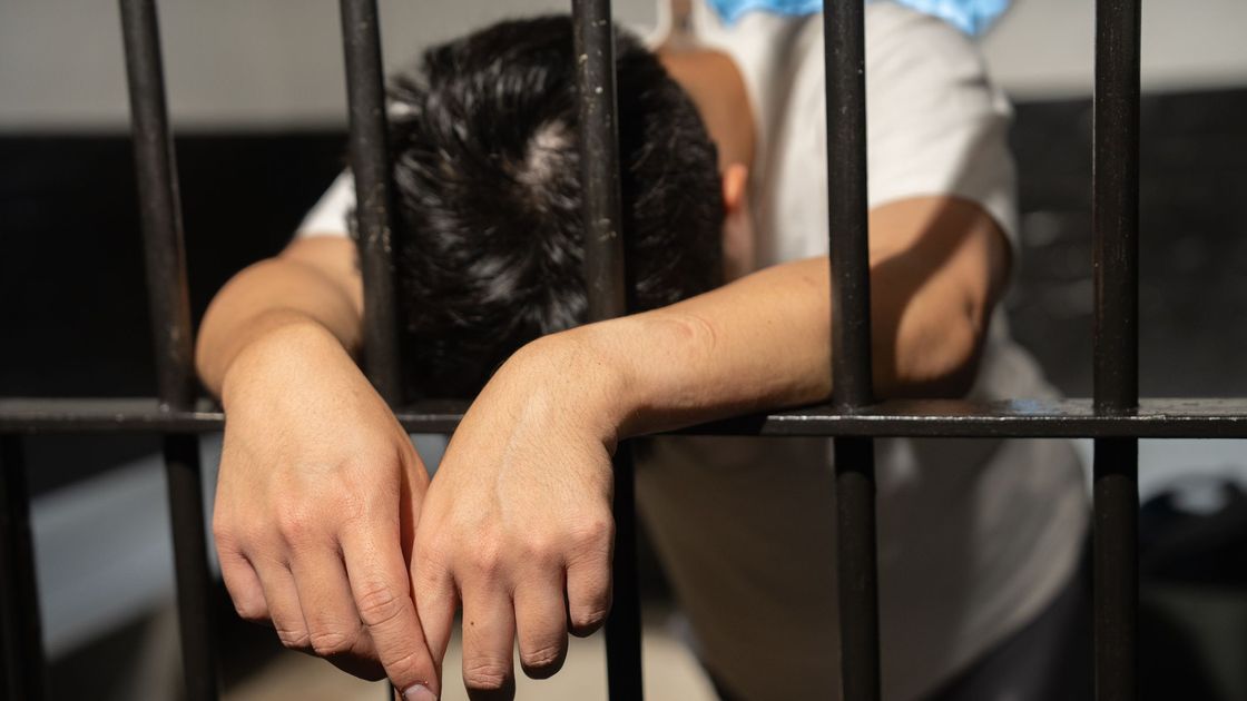 Мужчина за решеткой