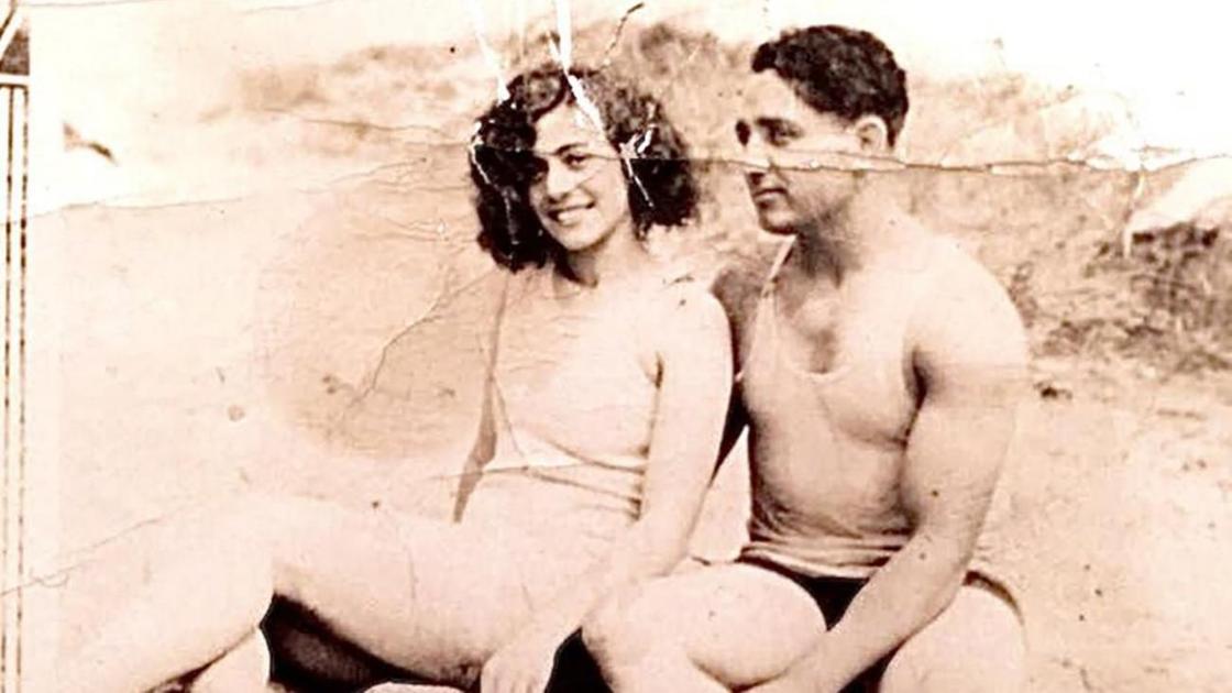 Мужчина и женщина на пляже на старой фотографии