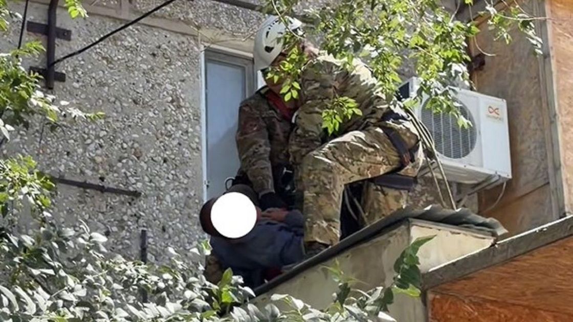 Мужчина и спасатели