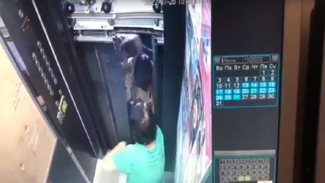 Пожарные вытаскивают женщину из лифта