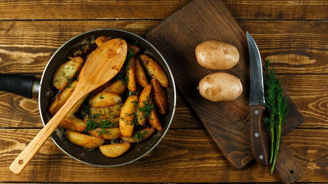 Жареная картошка с луком, рецепты с фото