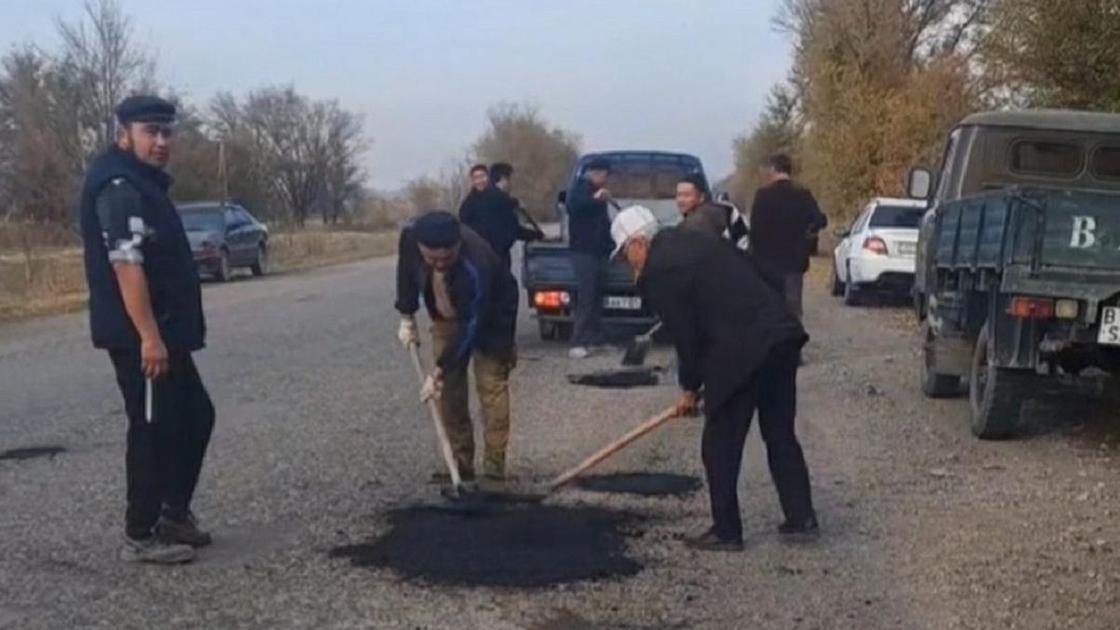 Жители Алматинской области сами ремонтируют дорогу