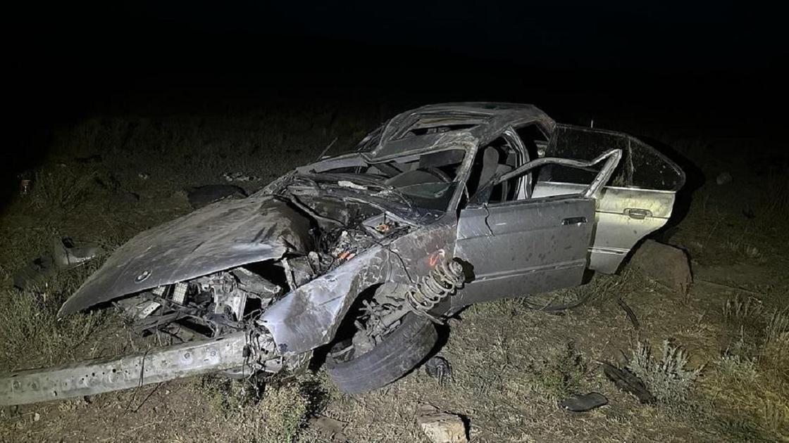 Разбитая машина на трассе в Жетысуской области