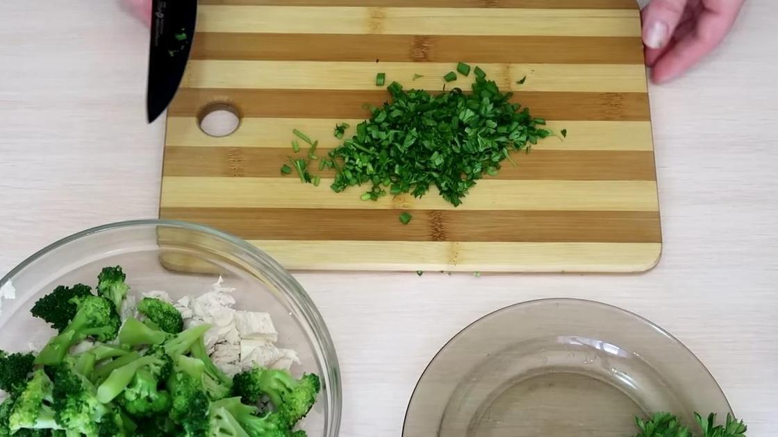 Нарезка зелени для салата