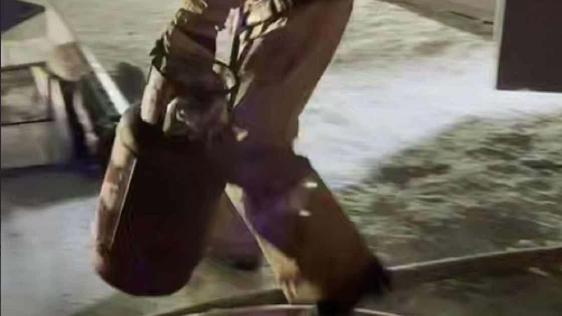 Пожарный вынес баллон