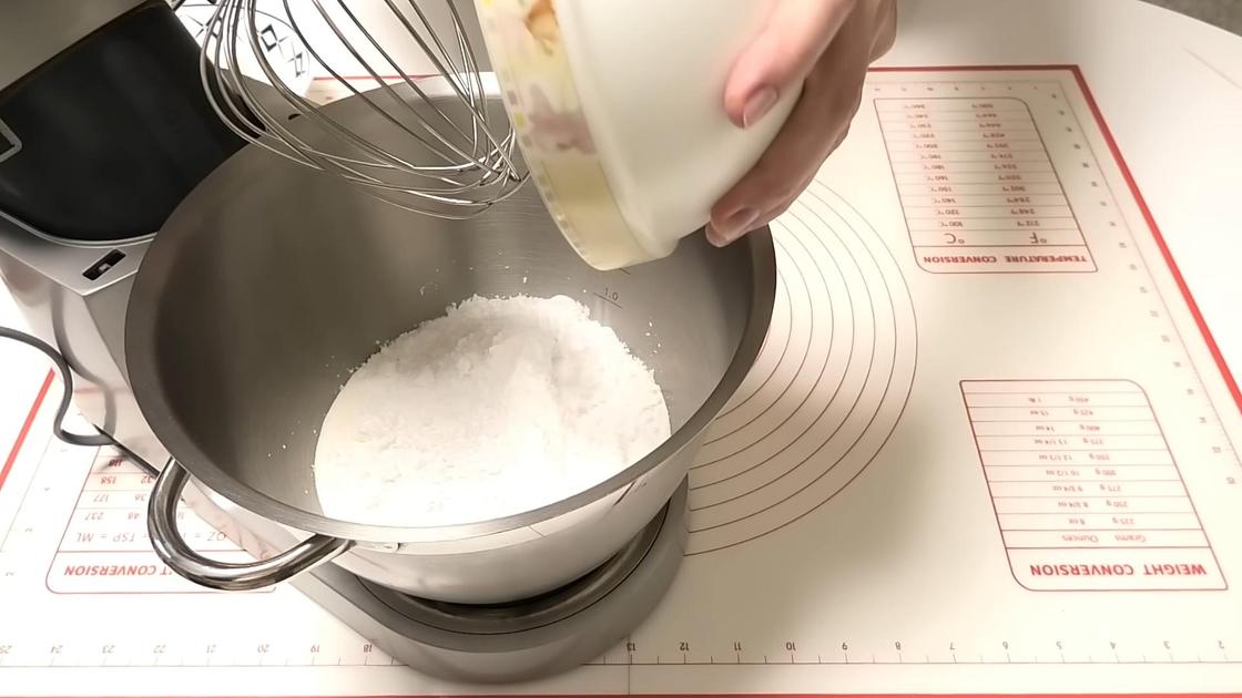 Сахарную пудру насыпают в чашу миксера со сливками