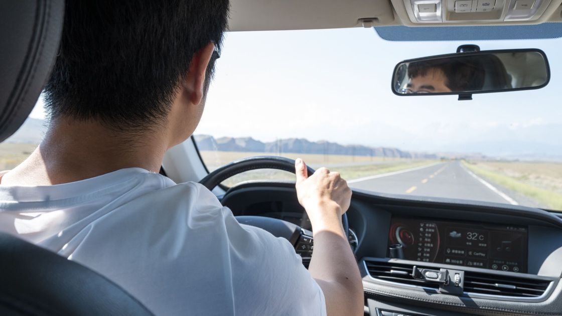 Парень за рулем