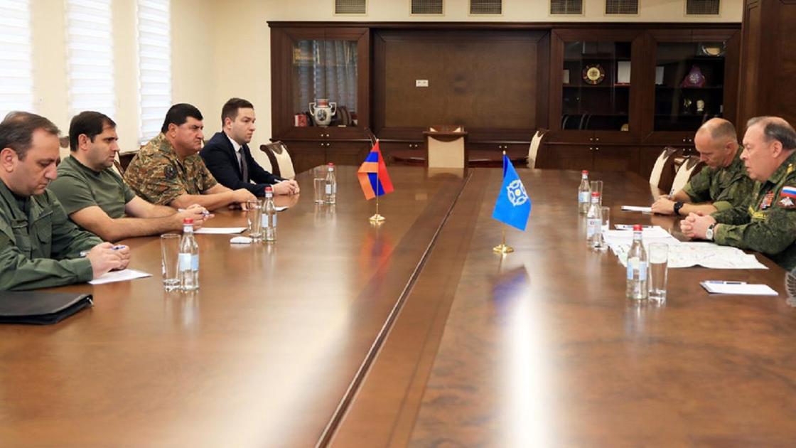 Представители Минобороны Армении и генерал-полковник Анатолий Сидоров