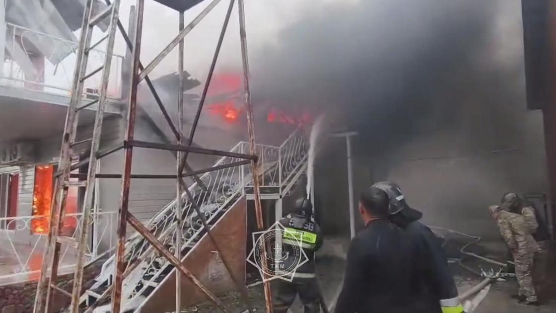 Пожарные тушат пожар