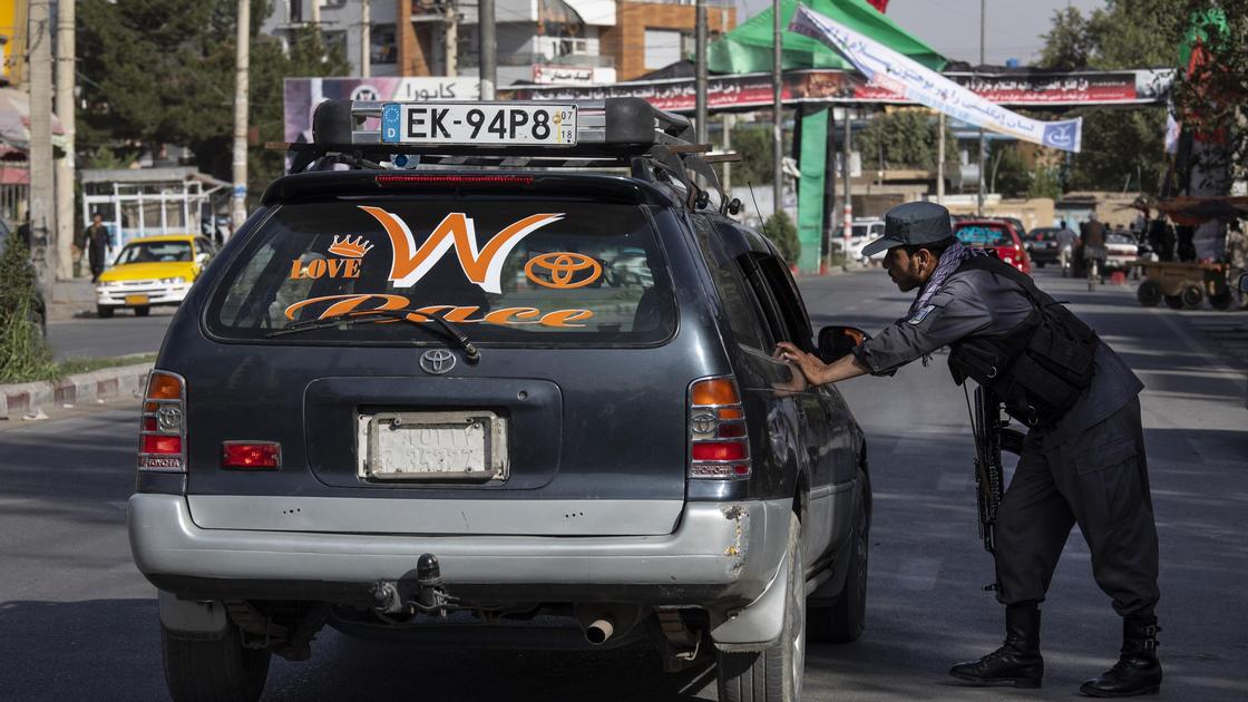 Полицейский остановил машину в Кабуле