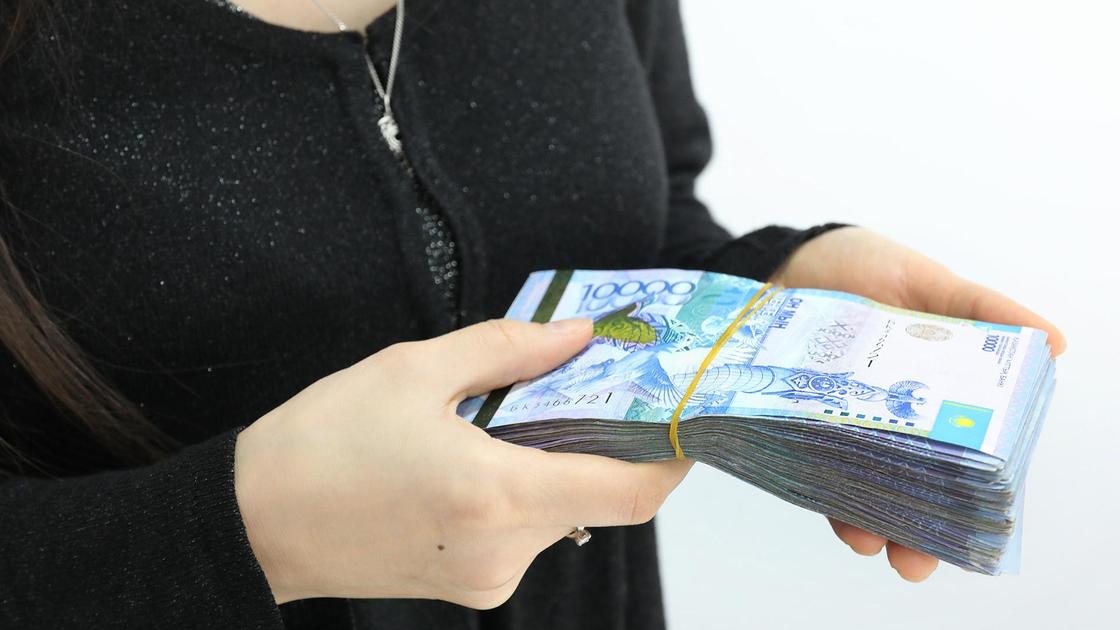 Мошенничество в казахстане. Деньги тенге. Тенге в руках. Тенге в руках женщина. Казахстанские деньги в руках.