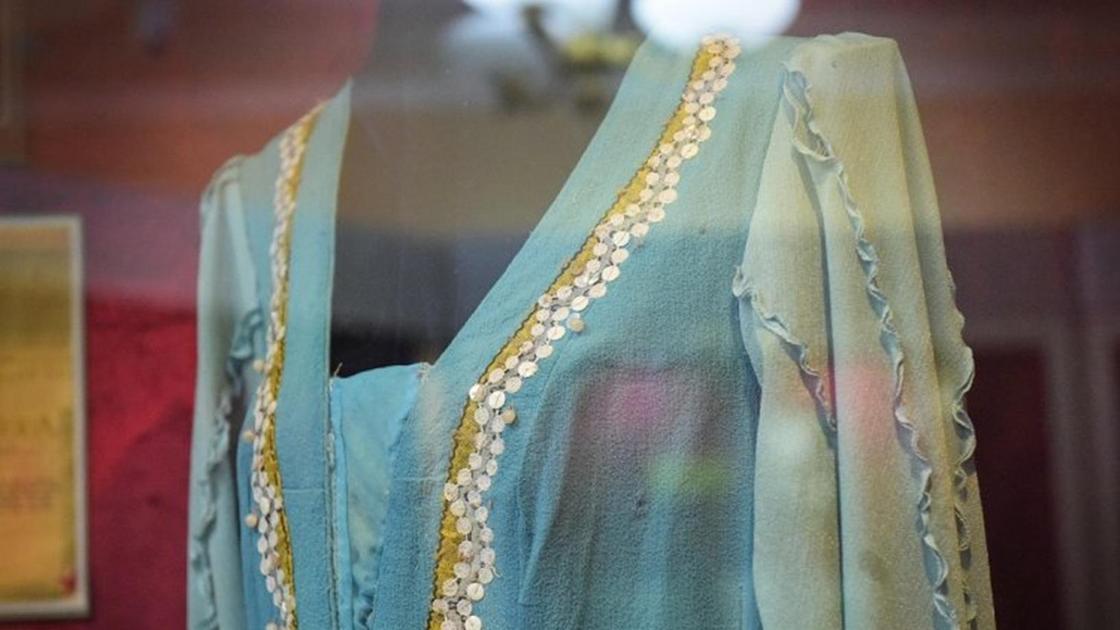 Роза Бағланованың сыйға тартқан көйлегі