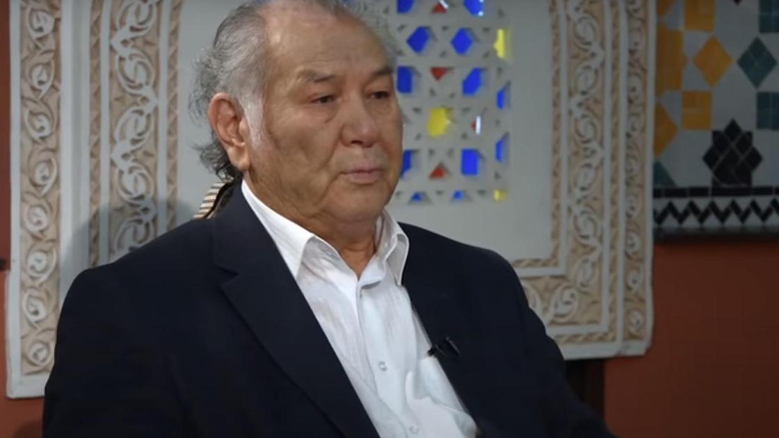 Дулат Исабеков во время интервью