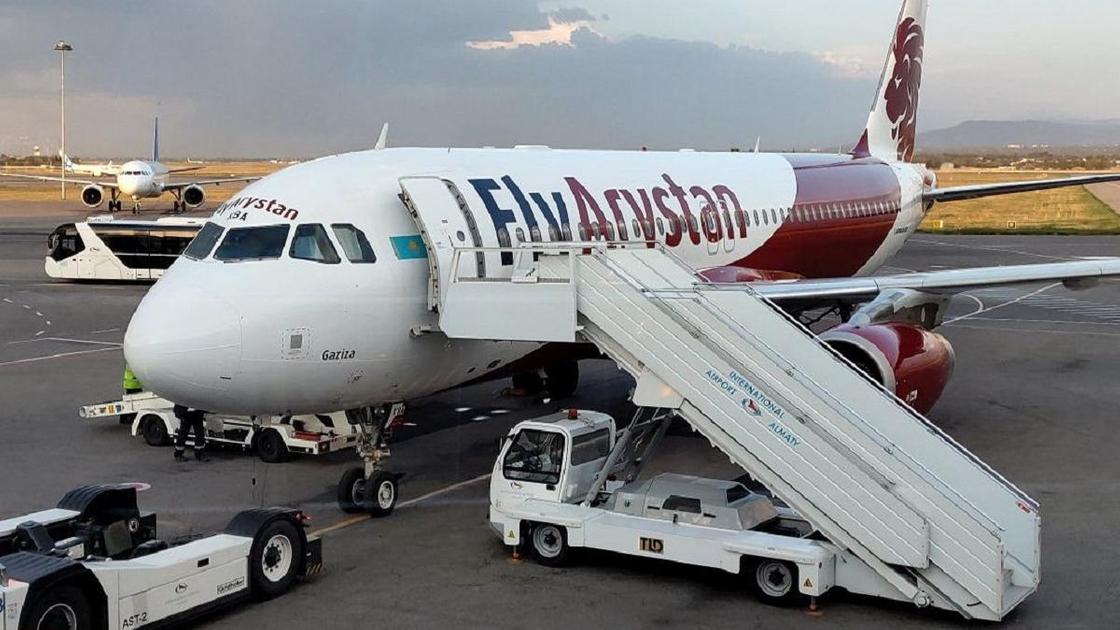 Самолет авиакомпании FlyArystan стоит в аэропорту