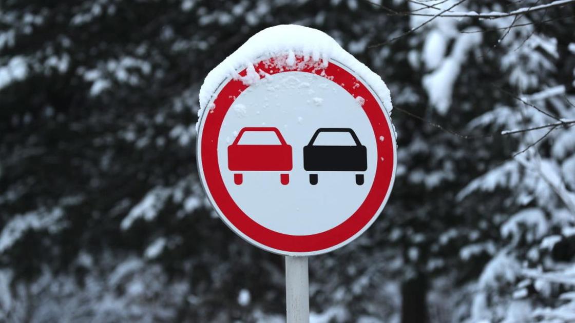 Дорожный знак, покрытый снегом