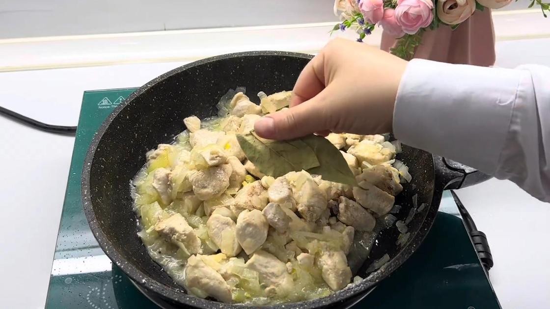 В сковороду с курицей и луком добавляют лавровый лист