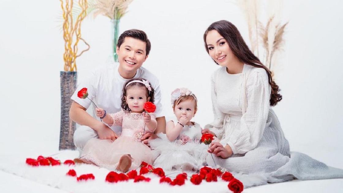 Ернар Айдар с женой и дочерьми