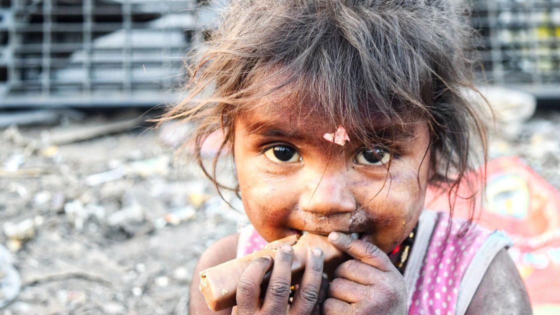Голодная девочка из трущоб
