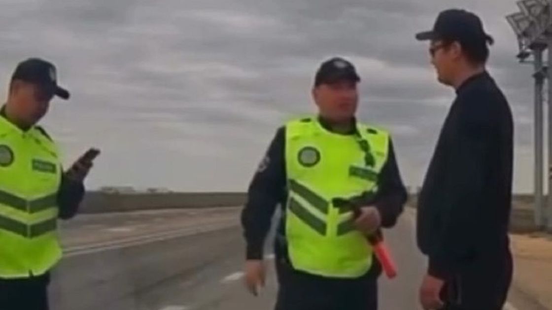 Полицейские и водитель