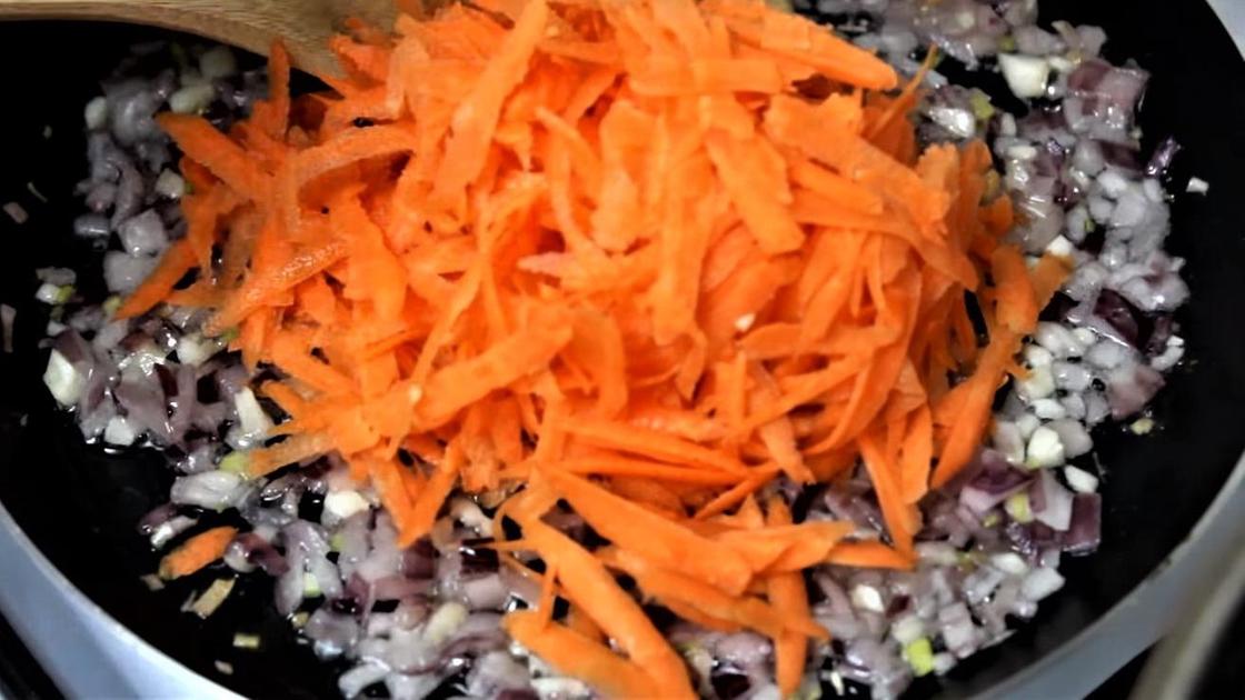 Обжарка лука и моркови