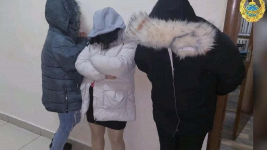 Трое женщин в куртках стоят в коридоре