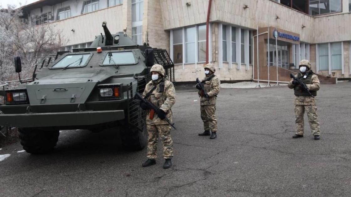 Военные у здания АО "Казтелерадио" в Алматы