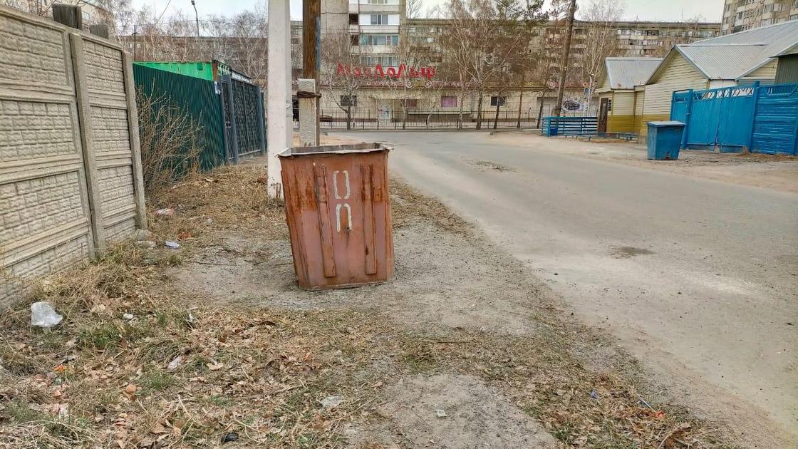 Контейнер стоит на улице в Павлодаре