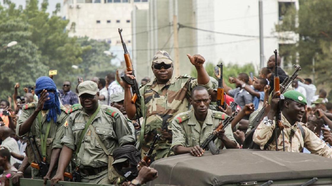 Военные на машине с оружием в Мали