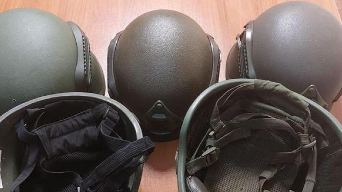 Военные шлемы лежат на столе