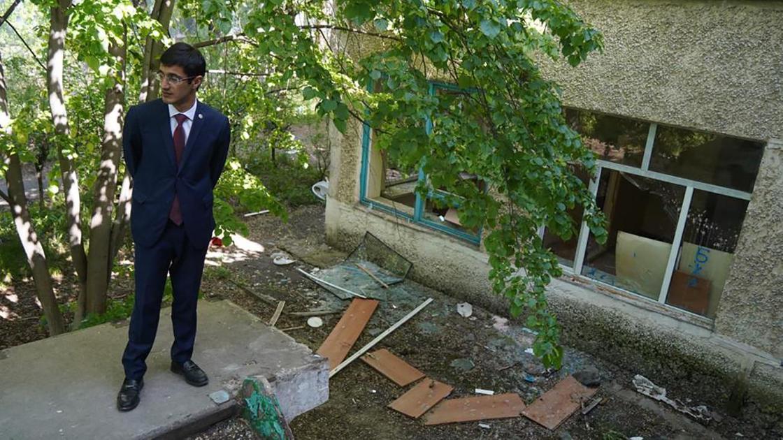 Общественник Рафаэль Гасанов в заброшенном здании