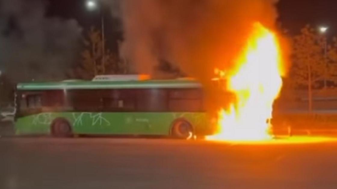 Автобус горит