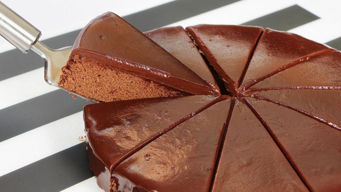 Шоколадный торт разрезанный на куски